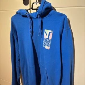 Vans hoodie - Säljer en blå hoodie från Vans med tryck på baksidan. Storleken är i S och är i mycket bra skick och inte använt många gånger.