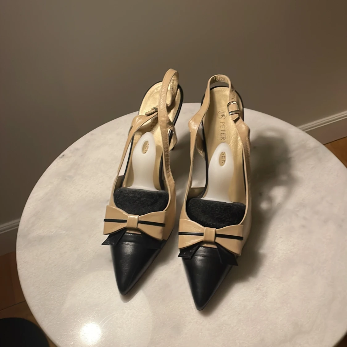 Beige och svarta klackskor från Peter Kaiser