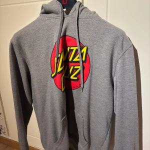 Santa Cruz hoodie - Säljer en grå hoodie från Santa Cruz då den inte passar mig och är i bra skick och är i storlek S. 
