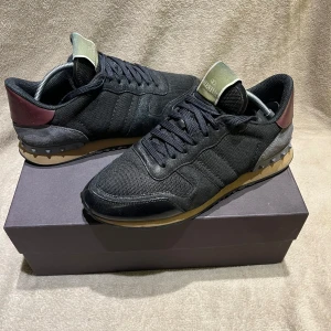 Valentino Rockrunners - Snygga valentino Rockrunners | Storleken är 41,5, vid osäkerhet kan jag fixa innermått | Bara låda ingår | dem har blivit limmade på båda skorna som syns på sista bilderna, märks inte så mycket vid användning sen har den lite fler defekter som syns på bilderna | Hlr av er vid frågor eller funderingar!