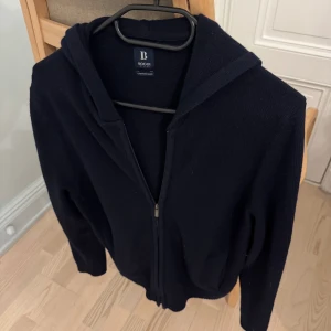 Kashmir tröja  - Boggi Milano hel zip tröja. Kashmir blend sparsamt använd. Storlek S, skick 9/10. Nypris 1600kr. 