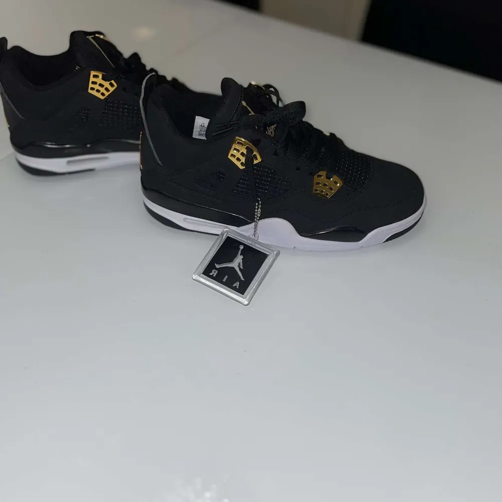 Jordan 4 ekta från StockX finns kvitto kommer utan box . Kengät.