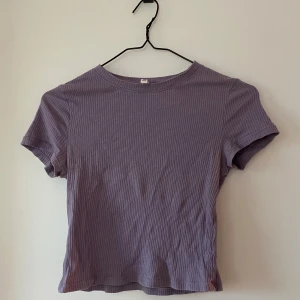 Croptop - Lila croptop från HM i strl M, men funkar lika bra för en S. Använd väldigt fåtal gånger!