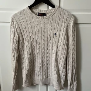 Morris Kabelstickad Tröja - Hej säljer denna kabelstickade tröja från morris! Väldigt bra skick och är i storlek S. Skriv gärna vid frågor eller prisförslag 