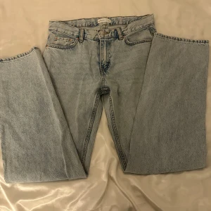 Ljusblå låg midjade jeans från gina tricot - Snygga låg midjade ljusblå jeans från gina tricot med ”straight leg”. Dom är använda max 2 gånger🩷