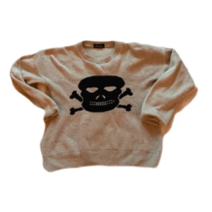 Vit stickad tröjs med en dödskalle  - Säljer en vit stickad tröja från Senorita med en  dödskalle på. 💓tröja är lite smutsvit mer år de beiga hållet!