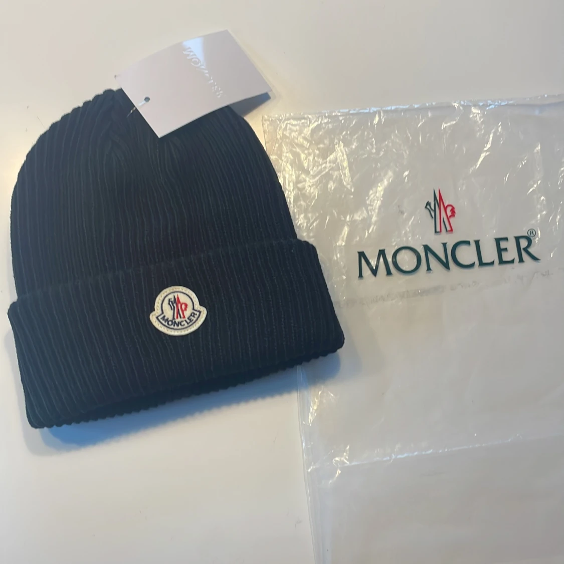 Svart ribbad mössa från Moncler