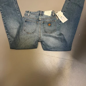 Blå jeans från Abrand - Snygga blå jeans från Abrand med en hög midja och rak passform. Perfekta för en avslappnad stil. Klassisk femficksdesign och tillverkade i slitstarkt denim helt nya med prislap 