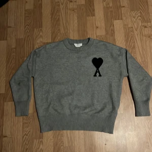 Ami Paris tröja - Grå Ami Paris tröja. Skit bra kvalitè med nytt skick. 