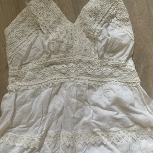 Sommar klänning - Vackraste vita sommar klänningen med massa detaljer. Den är lite stor så därför har jag inga bilder på men den är så vacker💕 