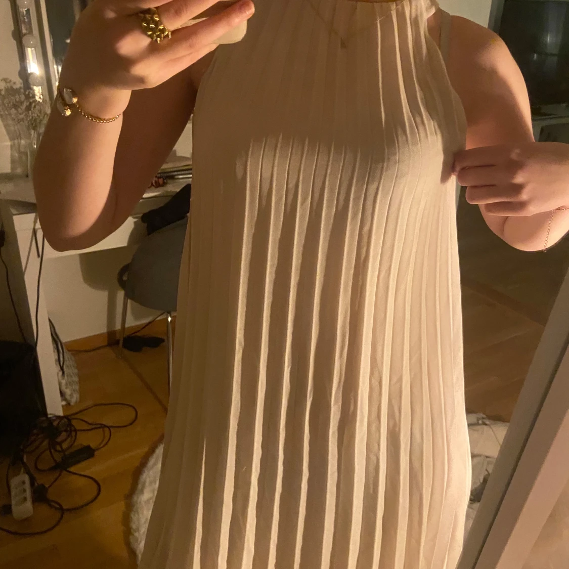 Beige ärmlös klänning - 1