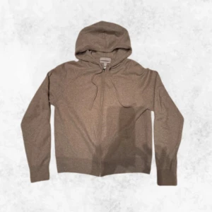 Kashmir zip hoodie - Säljer denna riktigt snygga zip hoodien i kashirmix. Skicket är väldigt bra då den endast har används ett fåtal gånger. Den är i storlek S och den är riktigt skön och varm. Vid frågor eller funderingar är det bara att höra av sig.