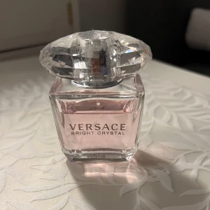 Versace Bright Crystal parfym - Säljer min Versace parfym då den inte kommer till användning mer💕