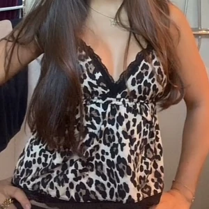 Leopard topp - Säljer den här slutsålda toppen från Gina Tricot. Jag har endast använt den 3 gånger och därför säljer jag den. Köpte den för 300 kr. 💖