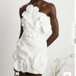 Studentklänning  - En jättefin studentklänning med lapparna kvar säljer två stycken den ena är i XS och den andra är i S. Nypris är 1577kr