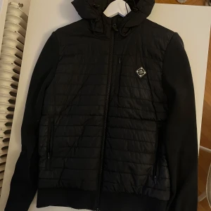 Svart cardigan jacka från J.Lindeberg - Säljer en stilren riktigt snygg J.Lindeberg cardigan | Skick 9/10 fantastiskt! Är endast lite nopprig. | Modellen är 177cm och väger 60kg | Nypris ca 3200kr | Mitt pris 1600kr | Tveka inte att ställa frågor! | Pris går att diskutera!