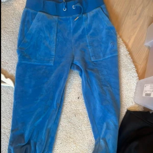 Blå mjukisbyxor från Juicy Couture - Säljer ett par blå mjukisbyxor från Juicy Couture då jag aldrig andvänt dom, enbart testat. 
