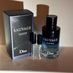 Sauvage Eau de Parfum från Dior - Säljer 2x5 ml decanter av Dior Sauvage EDP! Perfekt för resor eller att prova på. Frisk, träig och kryddig doft. 💫 Båda är helt nya och fyllda till toppen! ✨