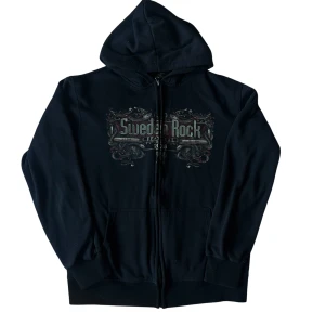 Svart hoodie från Sweden Rock 2018 - Säljer en svart hoodie från Sweden Rock 2018  med tryck fram och bak. Den har en dragkedja.