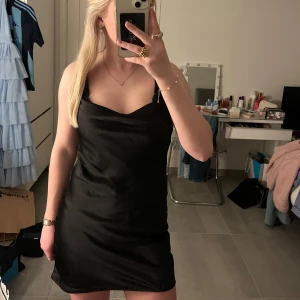 Klänning från Gina Tricot  - Säljer denna super fina klänning från Gina Tricot. Bra skick, endast använd en gång. Köptes för 400kr säljer för 150