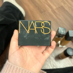 Bronzer NARS Casino - Säljer en bronzer från NARS i nyansen Casino. Perfekt för att ge ansiktet en solkysst look. Kompakt förpackning som är lätt att ta med sig.