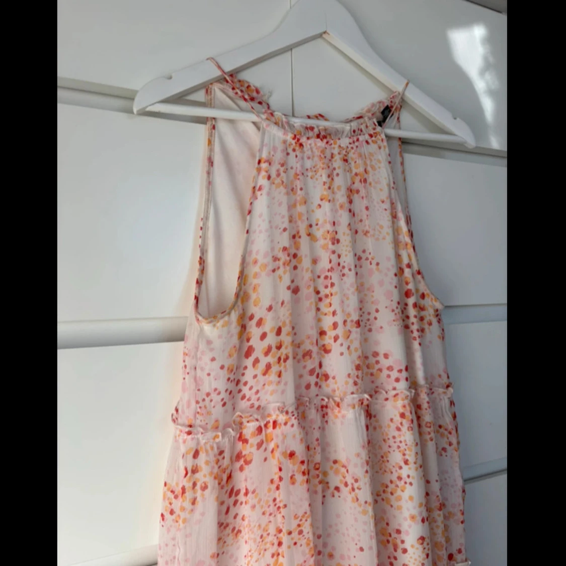 Mönstrad sommarklänning - 1