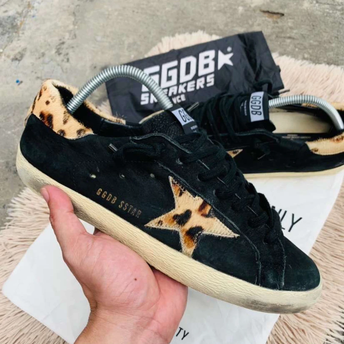 Svarta sneakers med leoparddetaljer från GGDB - 2