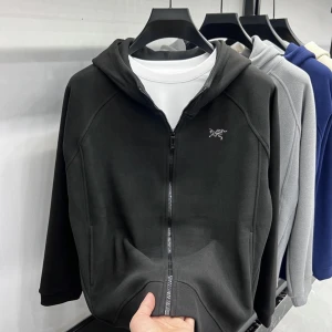 Arcteryx Zip Hoodie - Snygg svart hoodie från Arc'teryx med dragkedja och huva. Perfekt för en avslappnad stil. Den har en liten logotyp på bröstet och är tillverkad i ett mjukt material.
