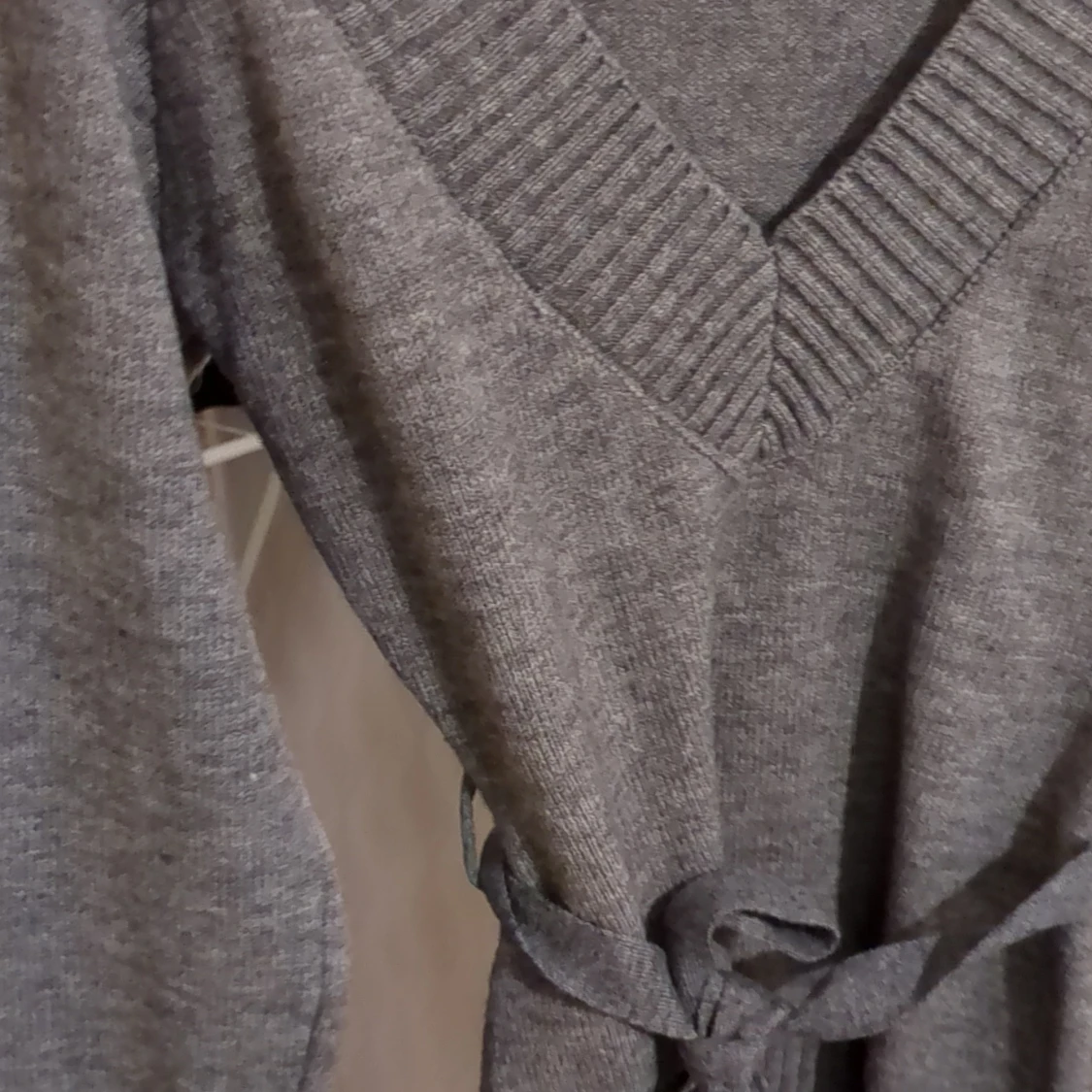 Grå stickad tröja med knytband - 2