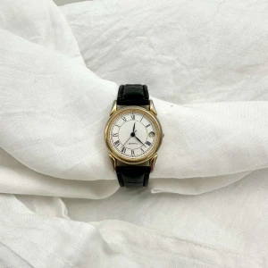 Elegant klocka med svart läderarmband - Klockan fungerar! Omkrets 18-21,5cm