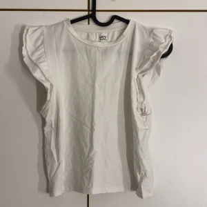 Topp m volangärmar - Vit topp från 157 med volangdetaljer vid ärmarna.knappt använd 