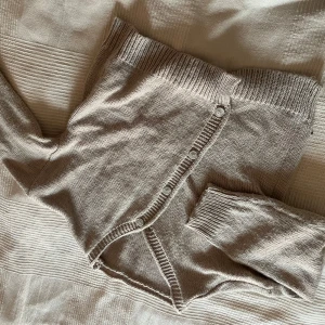 Beige stickad kofta💜 - Säljer en mysig beige stickad kofta med knappar framtill💜