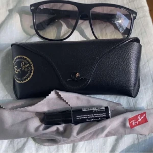 Ray-Ban boyfriend - Snygga svarta solglasögon från Ray-Ban med klassisk design. De har en stilren svart båge och kommer med ett praktiskt svart fodral. Perfekta för att ge en cool touch till din stil. Är självklart äkta. Priset går att diskutera.