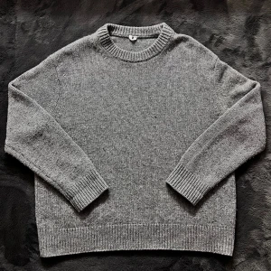 Arket stickad tröja - Säljer en stilren grå stickad tröja med rund hals från märket Arket. Perfekt för kyliga dagar och enkel att matcha med olika outfits. Tröjan har en klassisk design som aldrig går ur tiden. Nypris: 800kr, Storlek L, pris går att diskutera✅