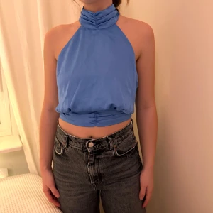 Blå  halterneck topp - Snygg blå halterneck topp med hög krage! Öppen i ryggen och i siden material, mer blå färg i verkligheten då den ser ut att vara lila blå här på bild. 💙