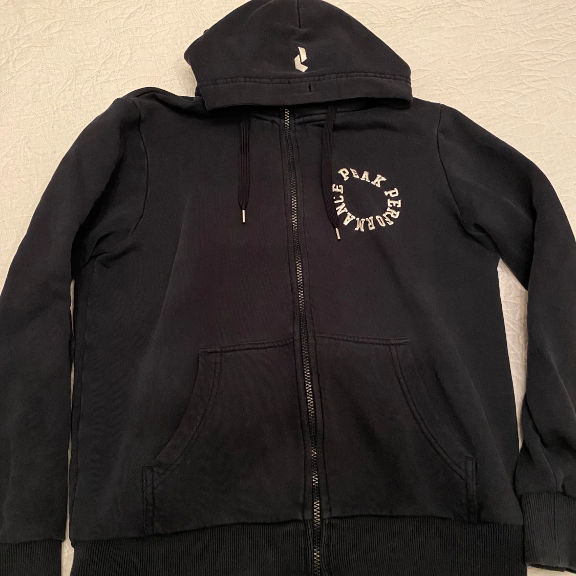 Mörkblå hoodie från Peak Performance