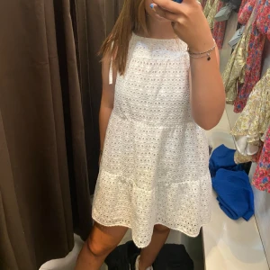 Vit ärmlös klänning från Zara - Säljer en söt vit klänning från Zara i storlek M. Klänningen är ärmlös med knytband på axlarna och har ett fint broderat mönster 🥰🥰 