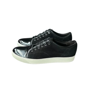 Lanvin Cap Toe Dbb1 | 47 - Svarta Lanvins i storlek 47 EU - DBB1 SIZE 13 | Skorna är i mycket bra skick | Endast skor medföljer vid köp | Självklart äkta | Meddela gärna vid eventuella funderingar🙌