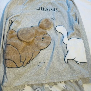 Mysig pyjamas från exklusiva Oysho - Super gullig mjuk och mysig pyjamasset från Oysho i mycket bra skick.  Storlek xs.