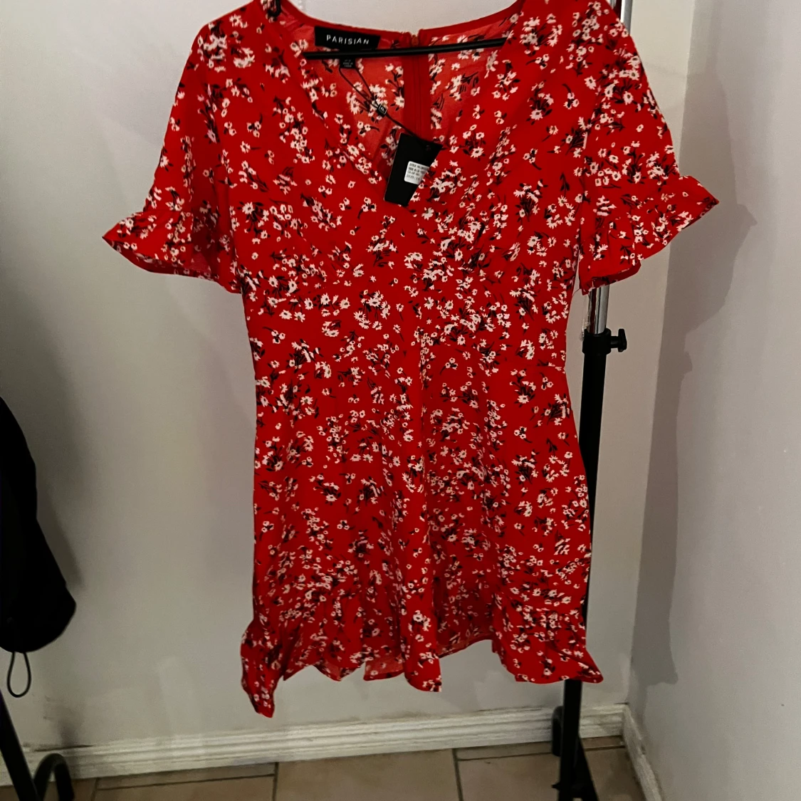 Röd blommig klänning från Parisian