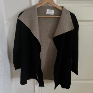 Svart och beige kavaj/tröja från Zara - Snygg svart kavaj/tröja från Zara med beige insida. Är i storlek 140 och i bra skick, inte använd mycket. Priset kan diskuteras.