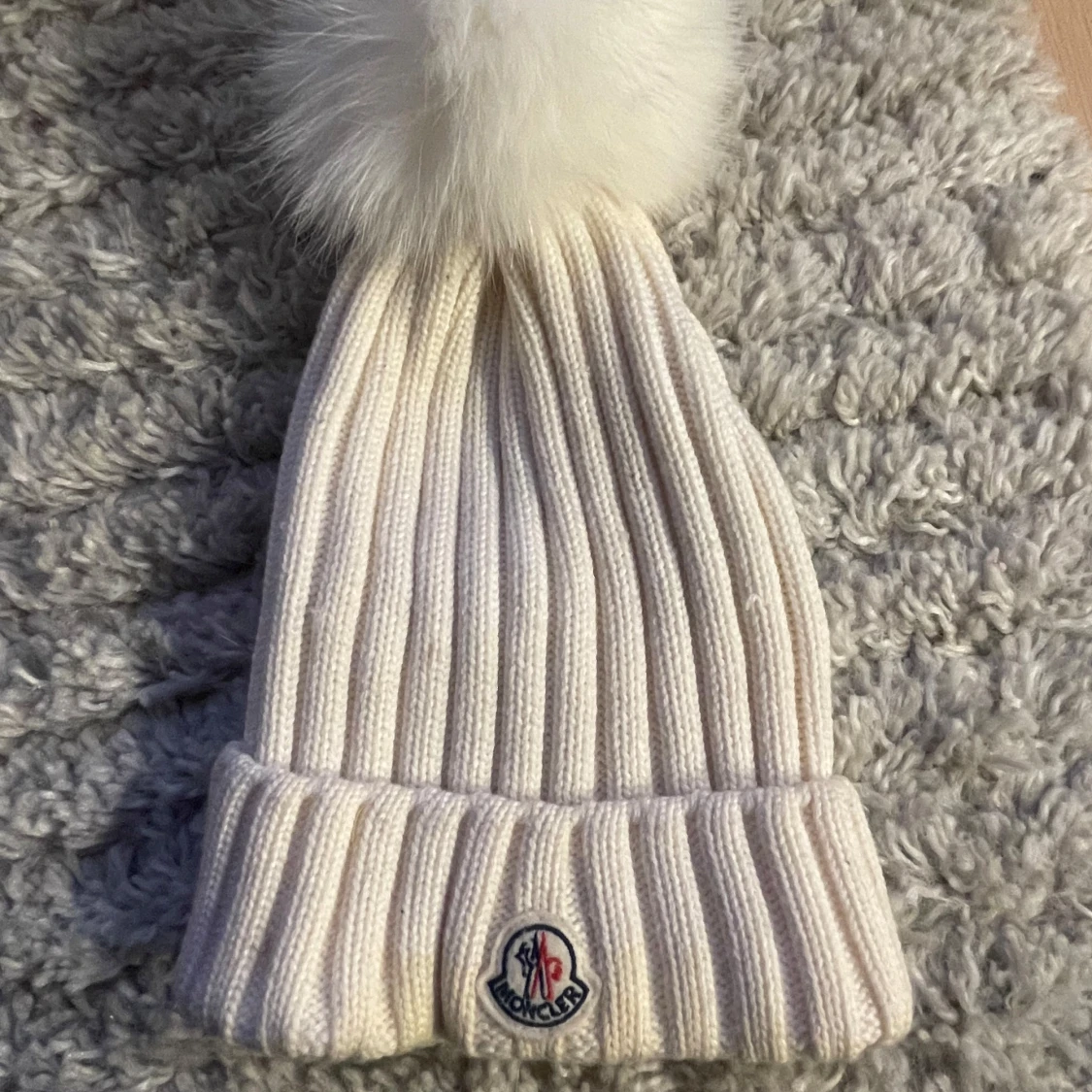Vit ribbad mössa från Moncler