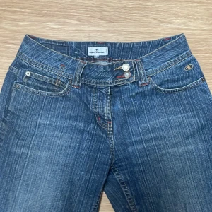 Bootcut jeans - Snygga vintage jeans med bootcut-stil. De har en lågmidjad passform och klassiska femficksdetaljer. Fina detaljer på fickorna och väldigt bekväma.