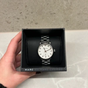 Marc Jacobs klocka - Superfin!! Inga tydliga defekter!!  Det finns tyvärr inte några fler länkar till armbandet men klockan passar perfekt runt min handled som är 15,5 cm.  Med 15,5 cm är alltså Klock-uret medräknat.  Nytt batteri behövs då det nuvarande är slut .