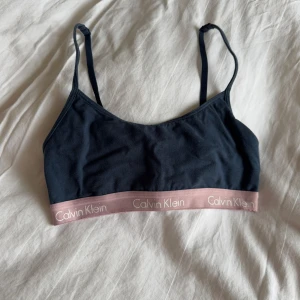 Navy bralette Calvin Klein - Mörkblå bralette från Calvin Klein med justerbara axelband. Strl small. 