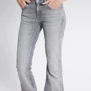 Grå bootcut jeans - Snygga grå bootcut jeans med låg midja.