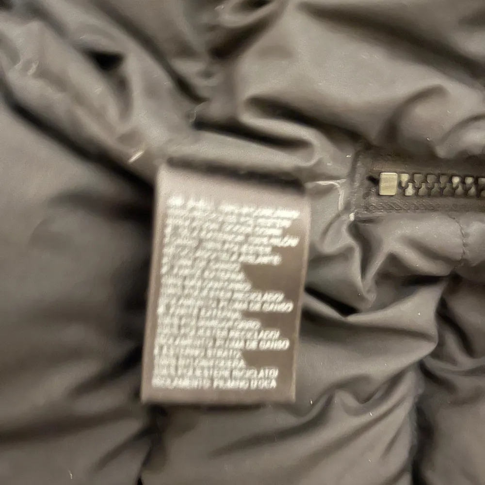 Säljer en svart jacka från The North Face med huva och flera praktiska fickor. Jackan har en dragkedja framtill och är perfekt för kyligare väder. Den är långärmad och har en stilren design med logotyp på bröstet och ryggen.. Takit.