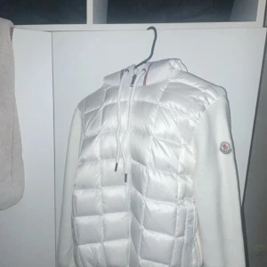 Moncler cardigan - Helt ny moncler cardigan! Riktigt snygg 🤩 Den är storlek m men passar mer åt S