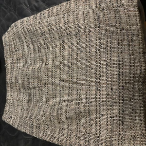 Beige kjol från InWear - Snygg beige kjol från InWear med ordinarie pris 1100kr. med ett diskret rutigt mönster. Kjolen har en klassisk och stilren design, perfekt för en elegant look. Tillverkad i ett bekvämt material som passar bra till olika tillfällen.