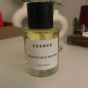 Irresistible Enigma Eau de Parfum från Essnce - säljer denna parfym från essnece som tyvärr inte kommer till användning dp parfym inte passar mig, endast testad men har tyvärr inte kvar original förpackningen                               Toppnoter - Päron, mandarin, bergamott Hjärtnoter - Apelsinblomma, sambac jasmin, neroli Basnoter - Bourbon vanilj, vit mysk, amber, benzoin Doftfamilj - Amber floral 
